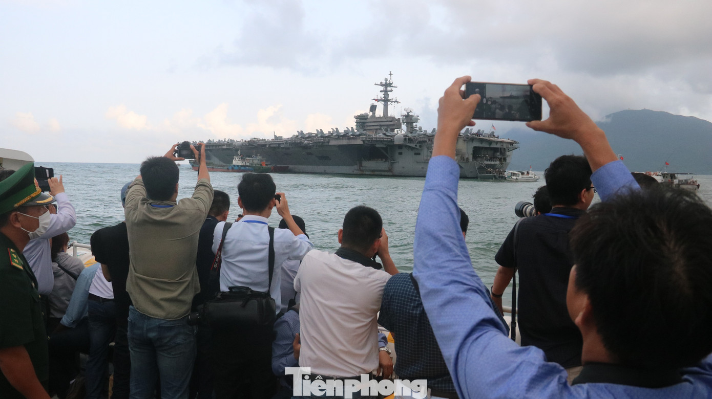 Hàng trăm phóng viên tiếc nuối vì chưa lên tàu sân bay USS Theodore Roosevelt ảnh 6