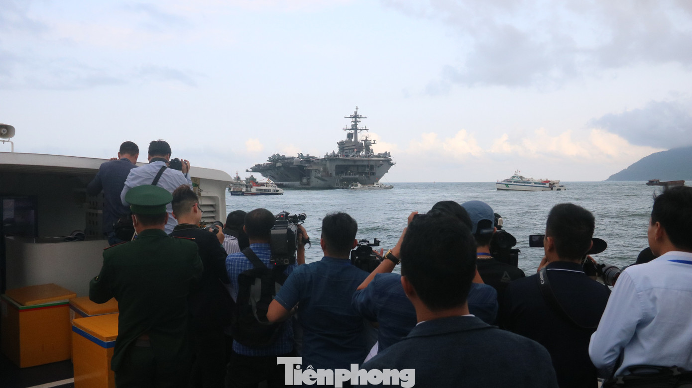 Hàng trăm phóng viên tiếc nuối vì chưa lên tàu sân bay USS Theodore Roosevelt ảnh 4
