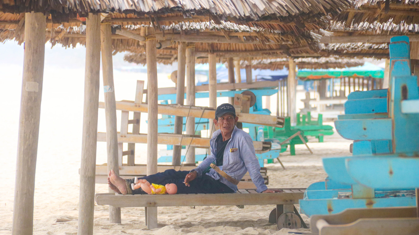 Đường phố, bãi biển Đà Nẵng vắng bóng trong ngày đầu 'cách ly toàn xã hội' ảnh 9