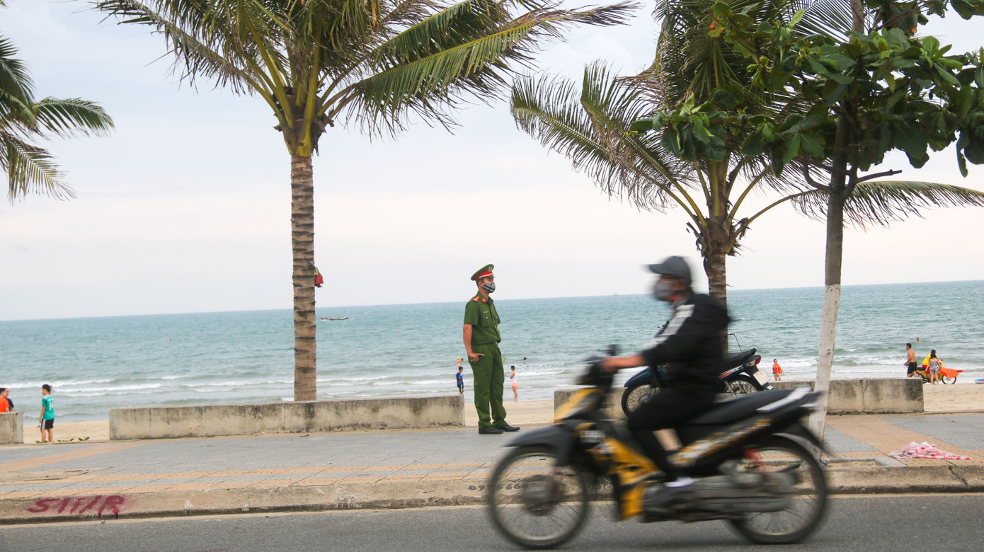 Người dân Đà Nẵng đổ xô đi tắm biển ngày đầu nới lỏng giãn cách xã hội ảnh 8