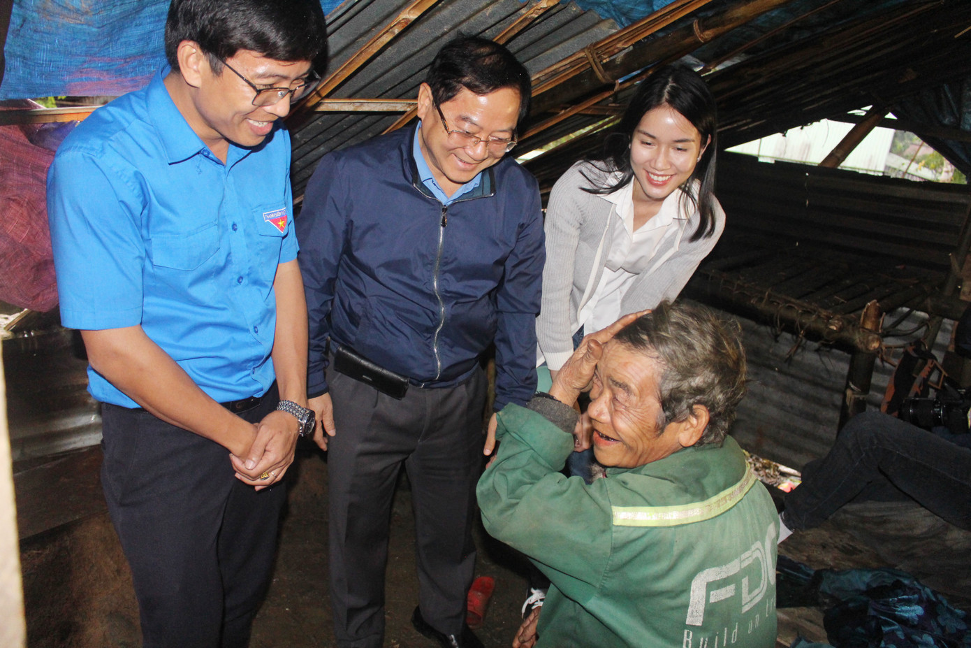 BTC cuộc thi Hoa hậu Việt Nam cùng các người đẹp đến với đồng bào Nam Trà My ảnh 11