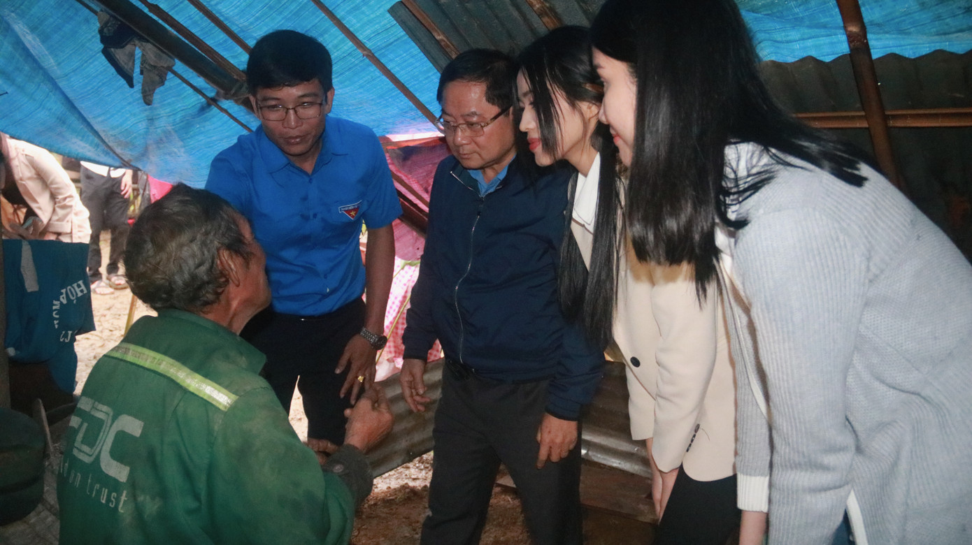 BTC cuộc thi Hoa hậu Việt Nam cùng các người đẹp đến với đồng bào Nam Trà My ảnh 13