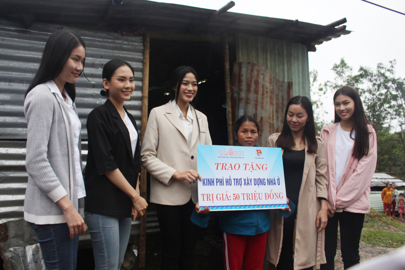 BTC cuộc thi Hoa hậu Việt Nam cùng các người đẹp đến với đồng bào Nam Trà My ảnh 12