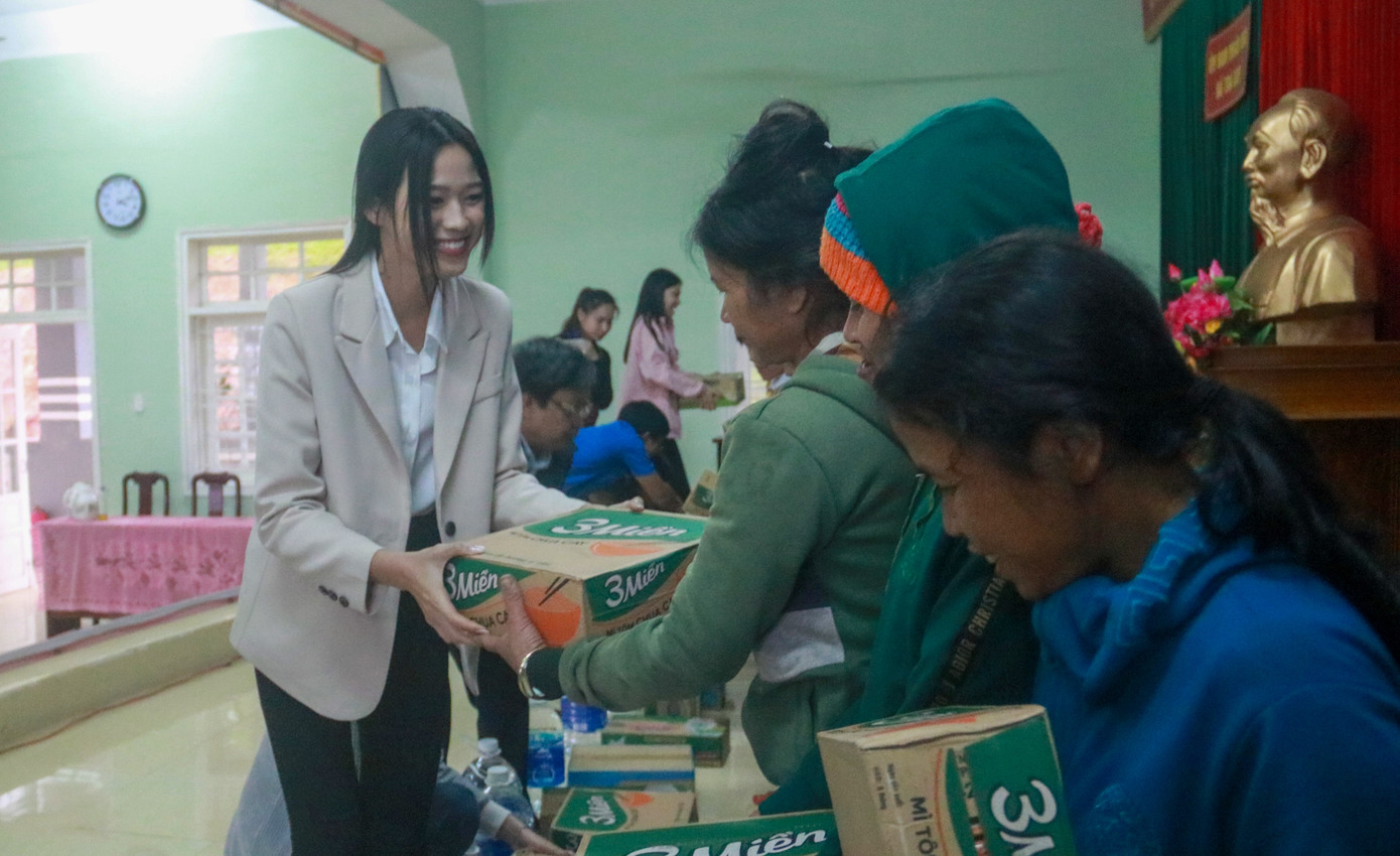 BTC cuộc thi Hoa hậu Việt Nam cùng các người đẹp đến với đồng bào Nam Trà My ảnh 7