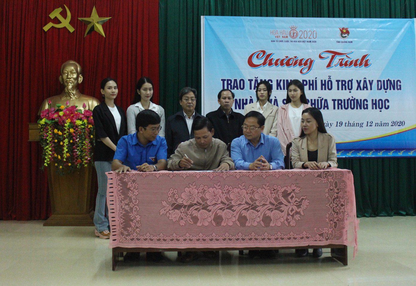 BTC cuộc thi Hoa hậu Việt Nam cùng các người đẹp đến với đồng bào Nam Trà My ảnh 8