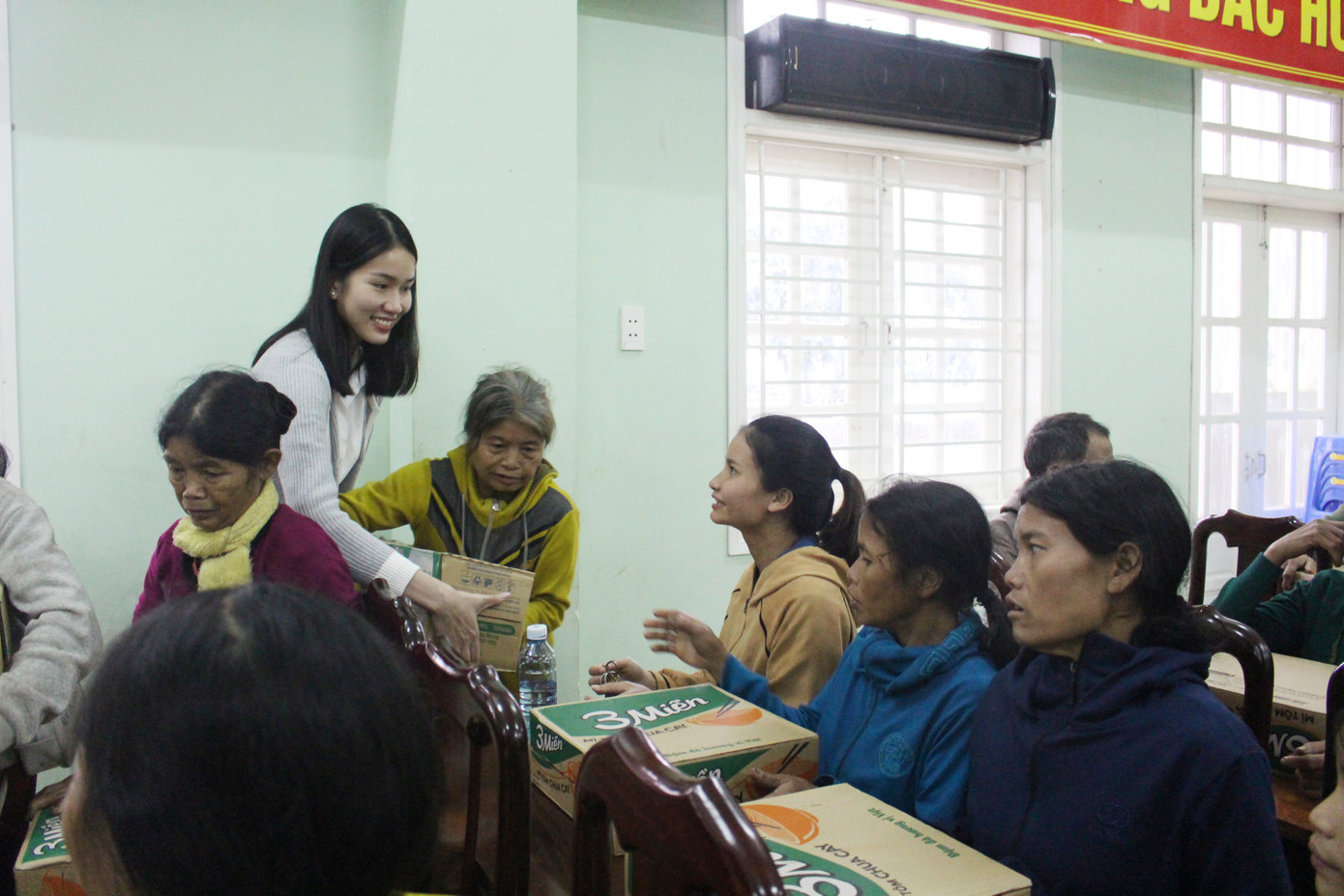 BTC cuộc thi Hoa hậu Việt Nam cùng các người đẹp đến với đồng bào Nam Trà My ảnh 6