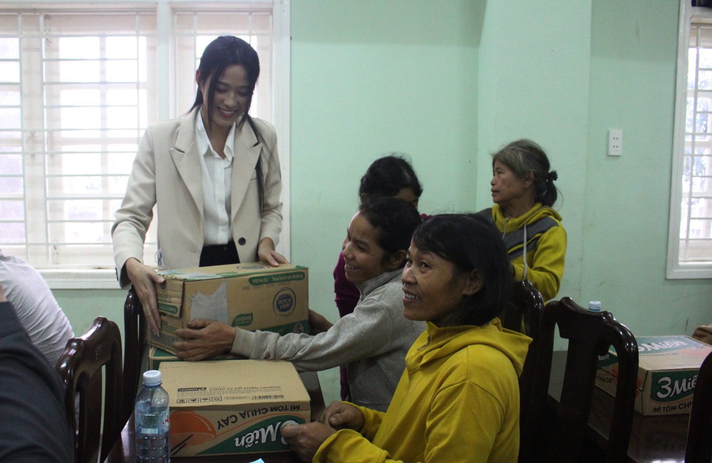 BTC cuộc thi Hoa hậu Việt Nam cùng các người đẹp đến với đồng bào Nam Trà My ảnh 5