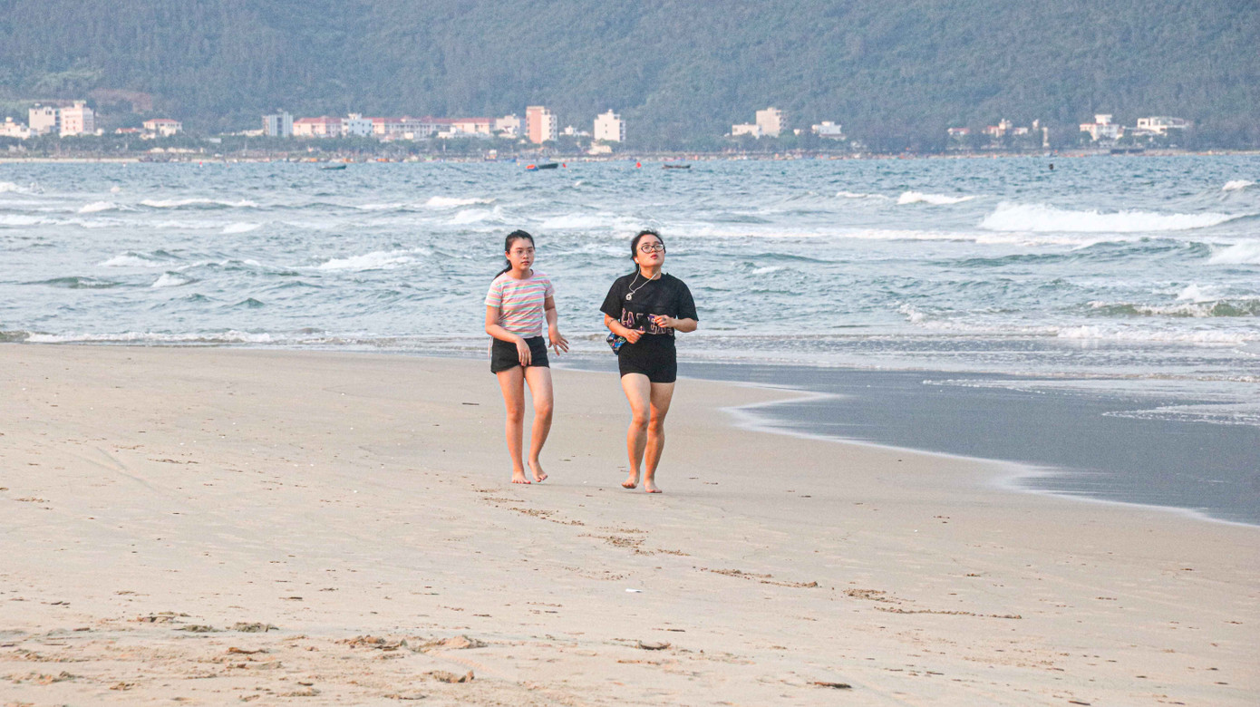 Người dân Đà Nẵng vẫn kéo ra biển sau lệnh cấm tắm và tụ tập đông người ảnh 11