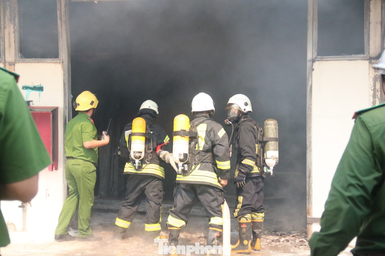 Cận cảnh lực lượng PCCC Đà Nẵng dập lửa trong xưởng gỗ nằm cạnh kho gas. ảnh 4