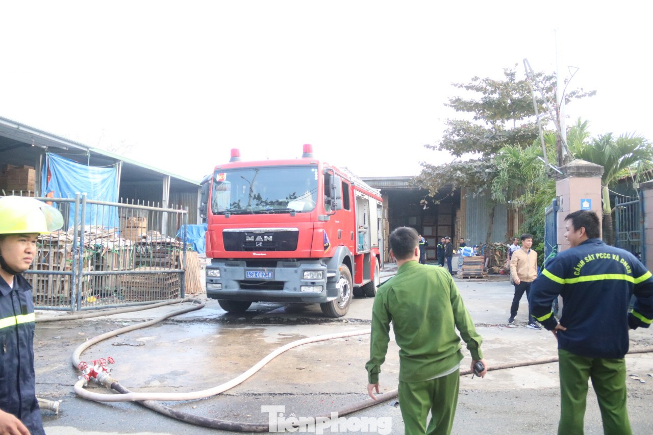 Cận cảnh lực lượng PCCC Đà Nẵng dập lửa trong xưởng gỗ nằm cạnh kho gas. ảnh 3