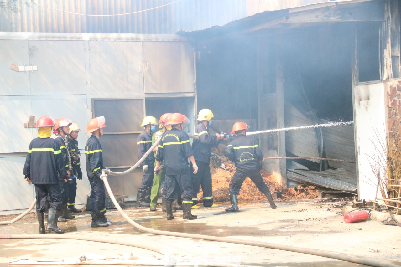Cận cảnh lực lượng PCCC Đà Nẵng dập lửa trong xưởng gỗ nằm cạnh kho gas. ảnh 2