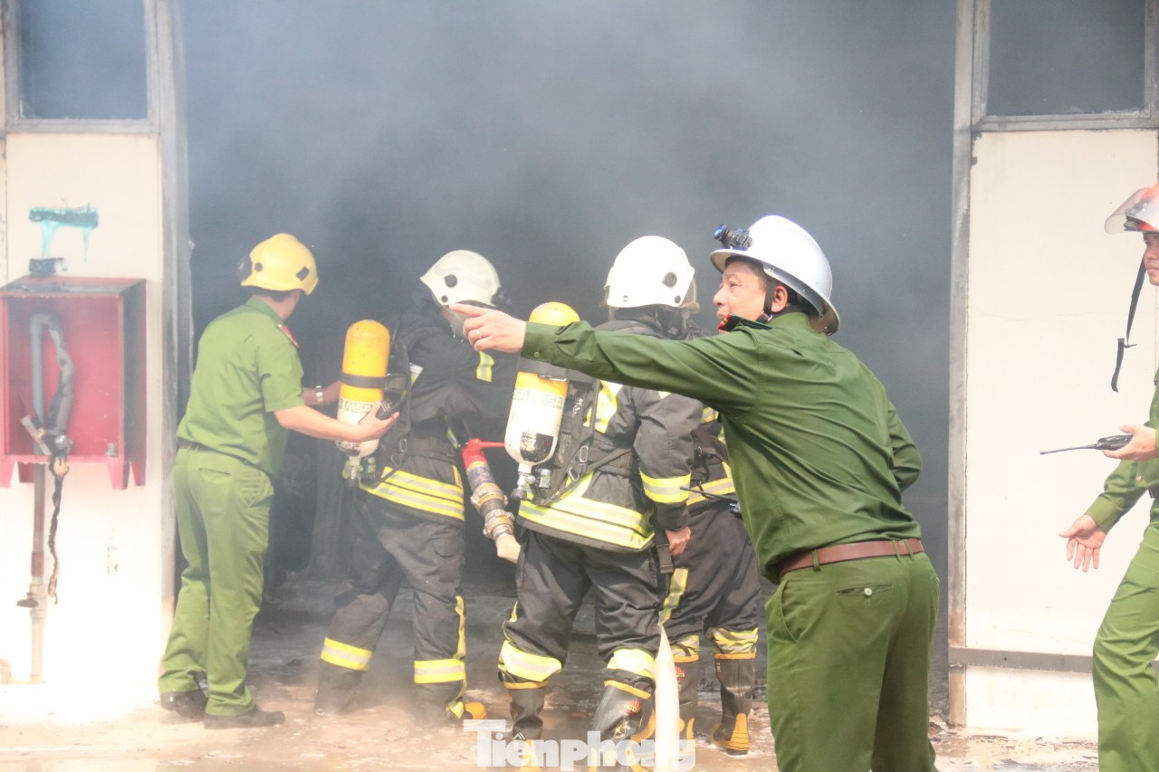 Cận cảnh lực lượng PCCC Đà Nẵng dập lửa trong xưởng gỗ nằm cạnh kho gas. ảnh 1
