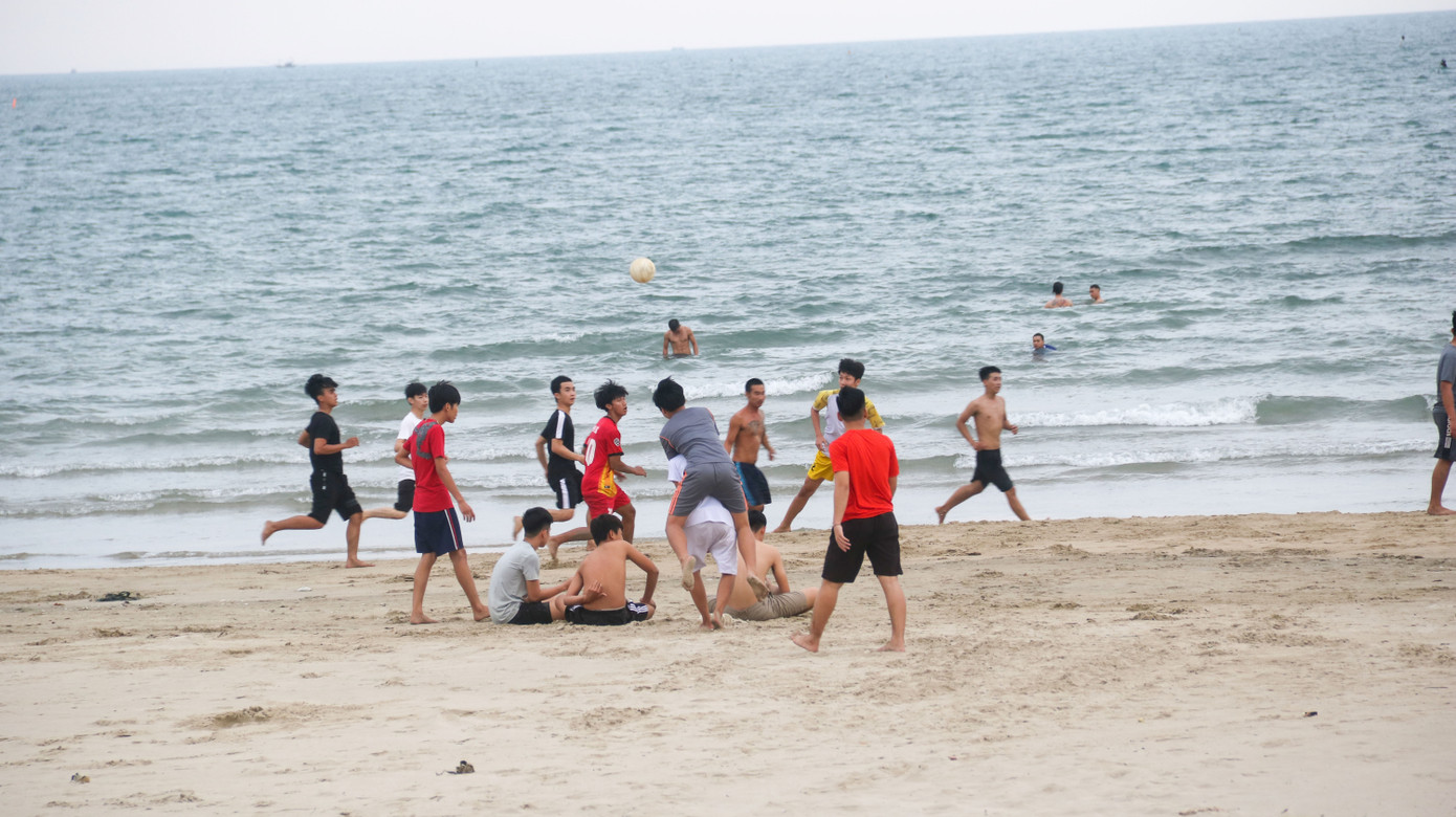 Người dân Đà Nẵng đổ xô đi tắm biển ngày đầu nới lỏng giãn cách xã hội ảnh 7