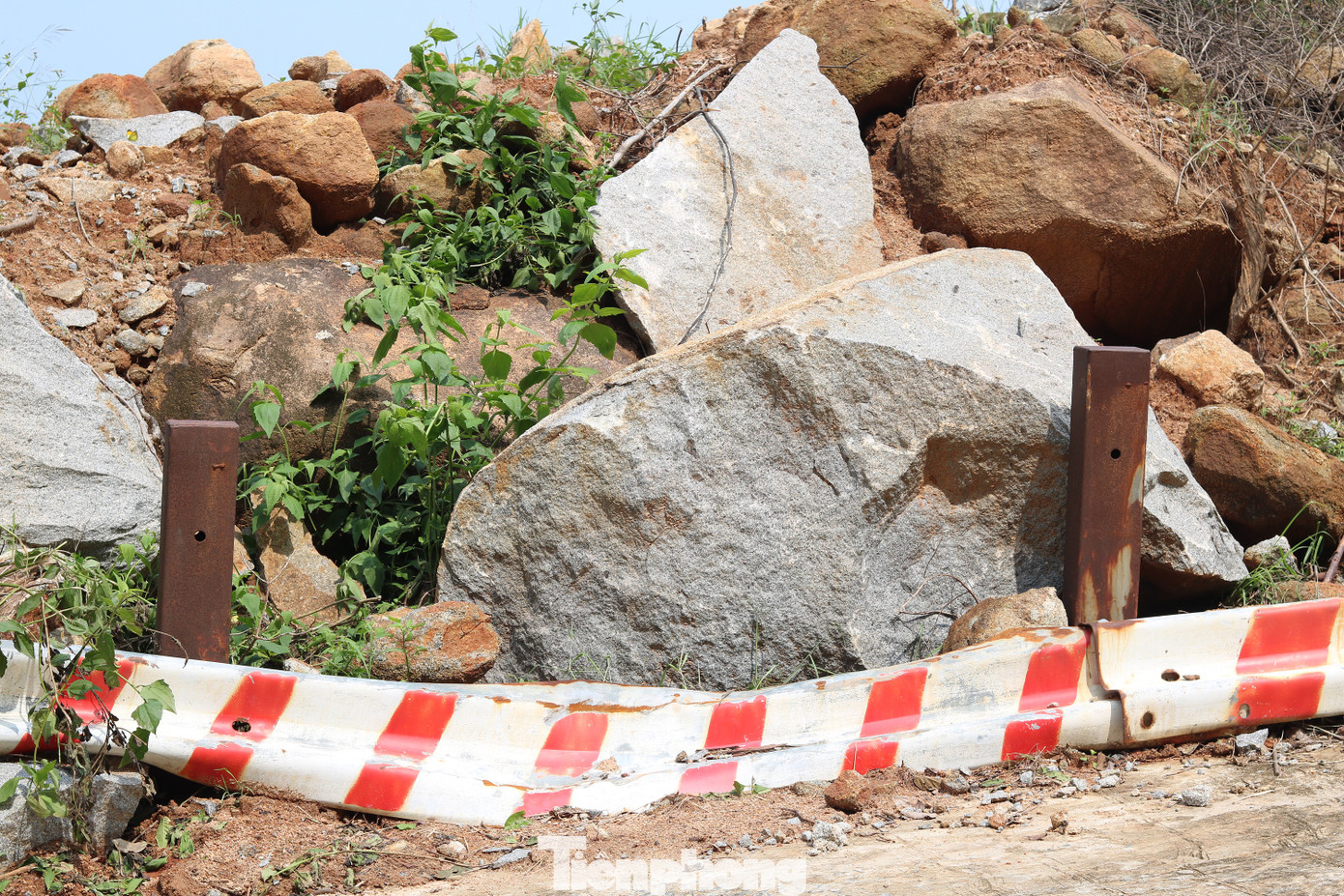 Bán đảo Sơn Trà sạt lở nghiêm trọng sau mưa bão, tiềm ẩn nguy hiểm ảnh 2