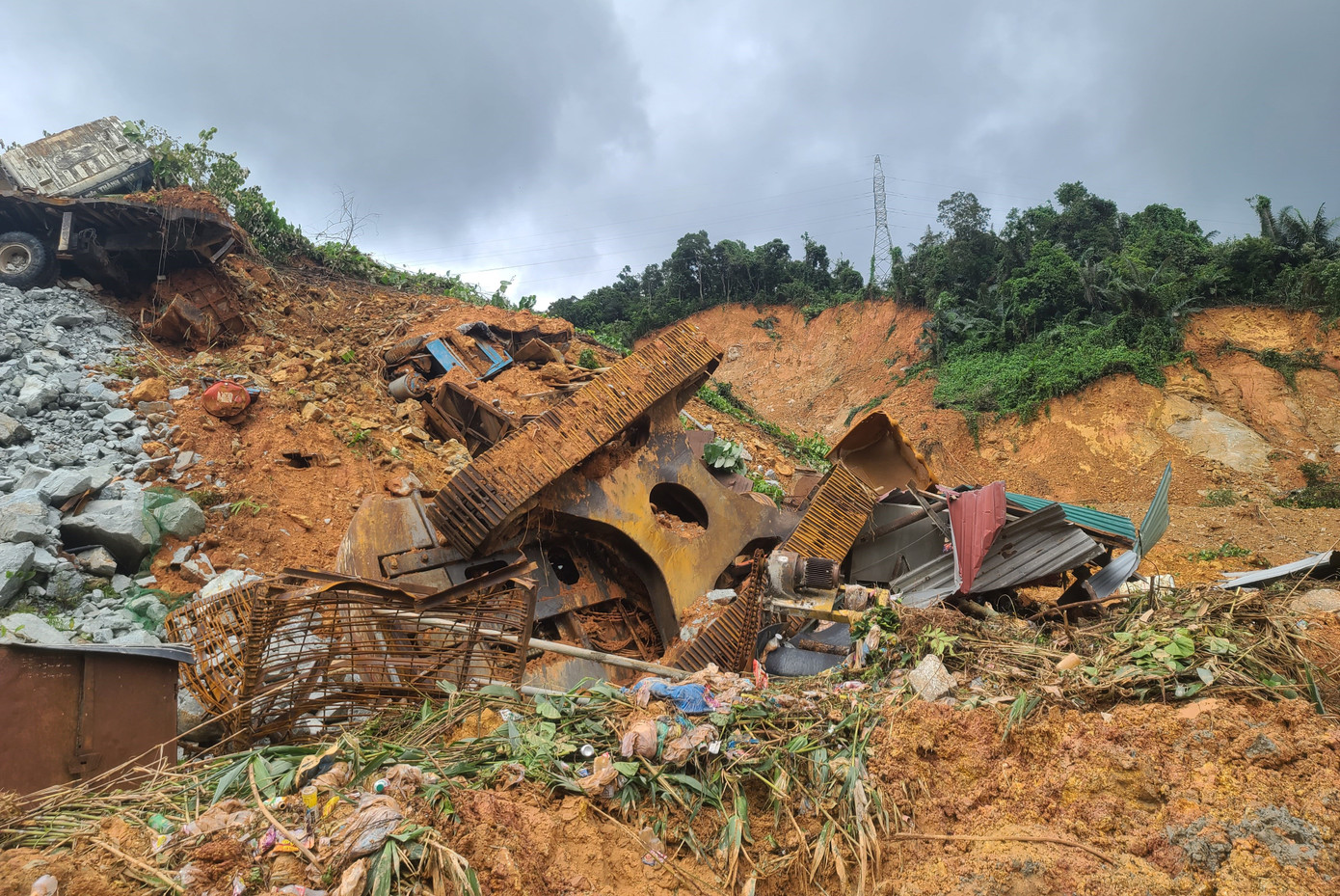Tìm thấy thêm thi thể nạn nhân ở khu vực sạt lở thủy điện Rào Trăng 3 ảnh 1