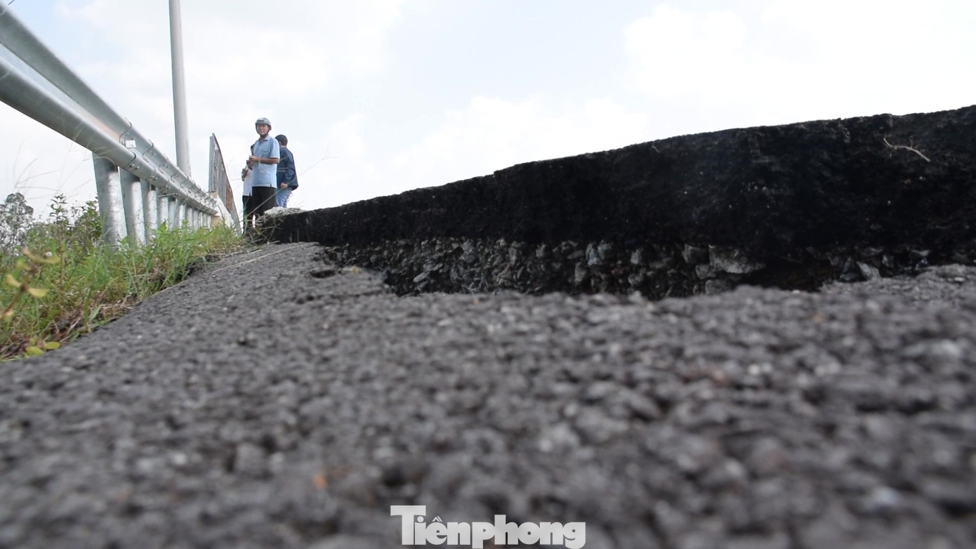 Đường dẫn lên cầu vượt cao tốc 34.000 tỷ đồng lại nứt toác ảnh 6