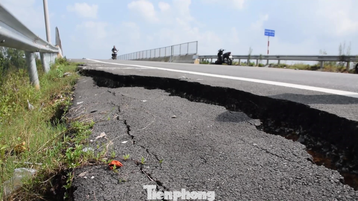 Đường dẫn lên cầu vượt cao tốc 34.000 tỷ đồng lại nứt toác ảnh 1