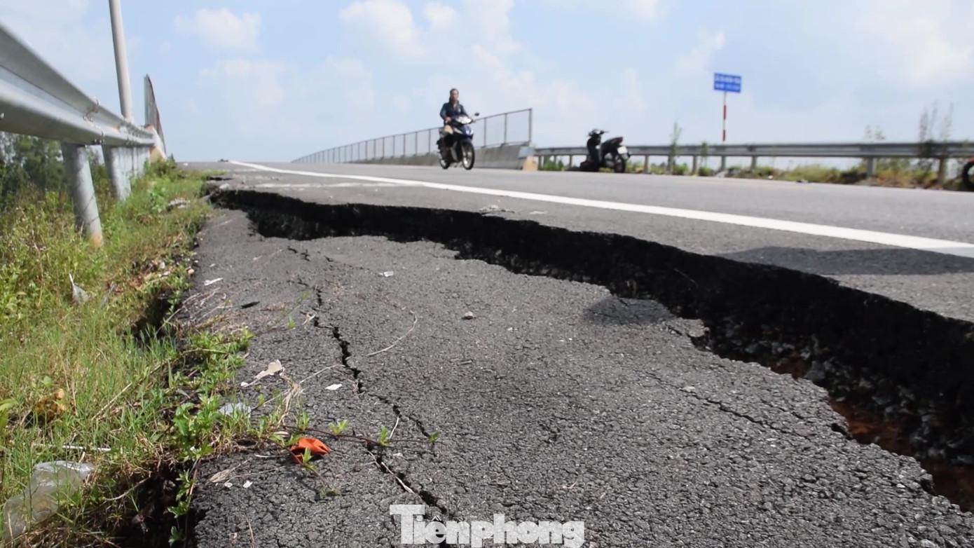 Đường dẫn lên cầu vượt cao tốc 34.000 tỷ đồng lại nứt toác ảnh 4