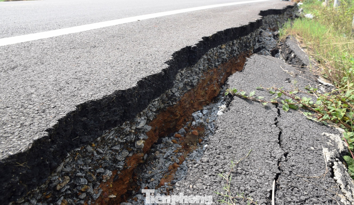 Đường dẫn lên cầu vượt cao tốc 34.000 tỷ đồng lại nứt toác ảnh 3