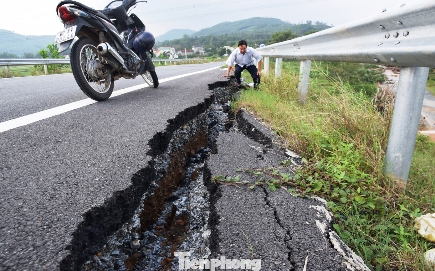 Đường dẫn lên cầu vượt cao tốc 34.000 tỷ đồng lại nứt toác ảnh 2