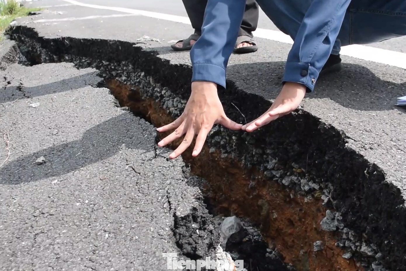 Đường dẫn lên cầu vượt cao tốc 34.000 tỷ đồng lại nứt toác ảnh 5