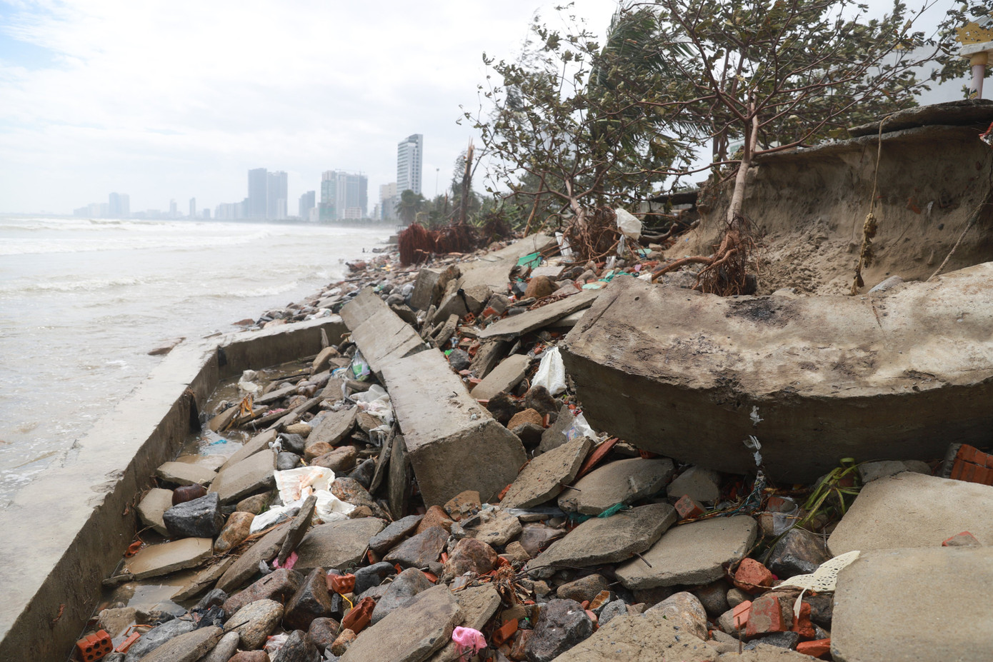 Bờ sông, bãi biển Đà Nẵng tan hoang sau bão số 9 ảnh 3
