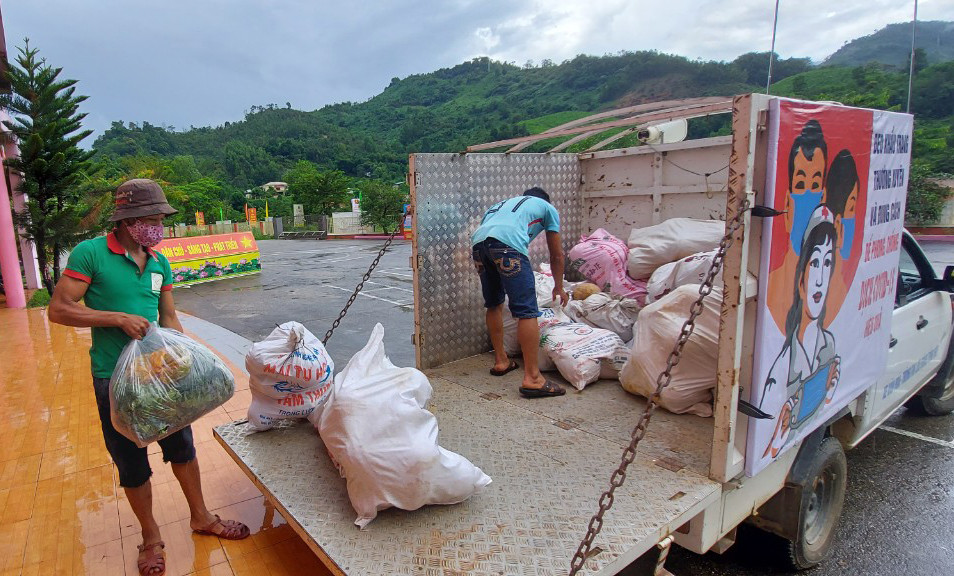 Xúc động cảnh dân huyện nghèo trèo đèo, lội suối hái rau quả tặng miền xuôi chống COVID-19 ảnh 11