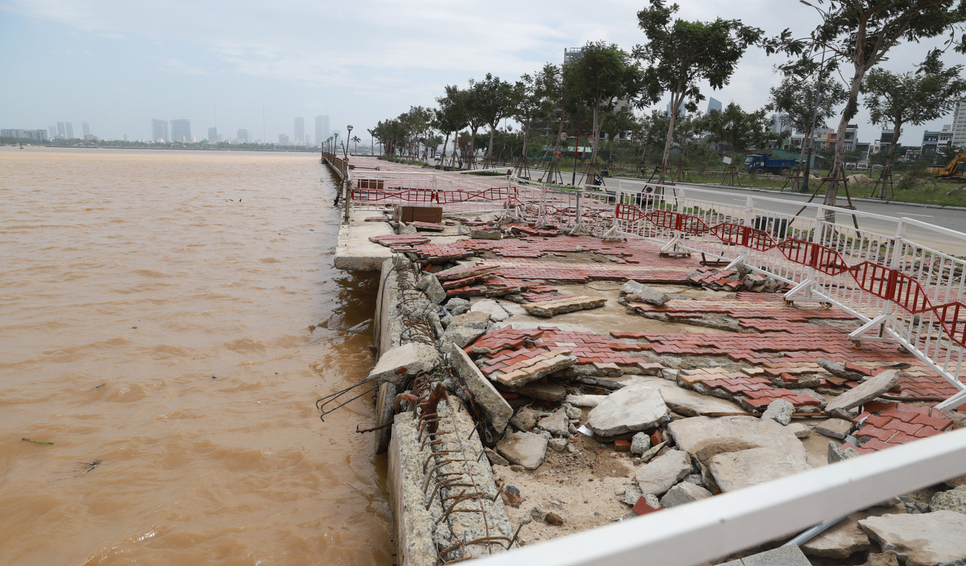 Bờ sông, bãi biển Đà Nẵng tan hoang sau bão số 9 ảnh 1