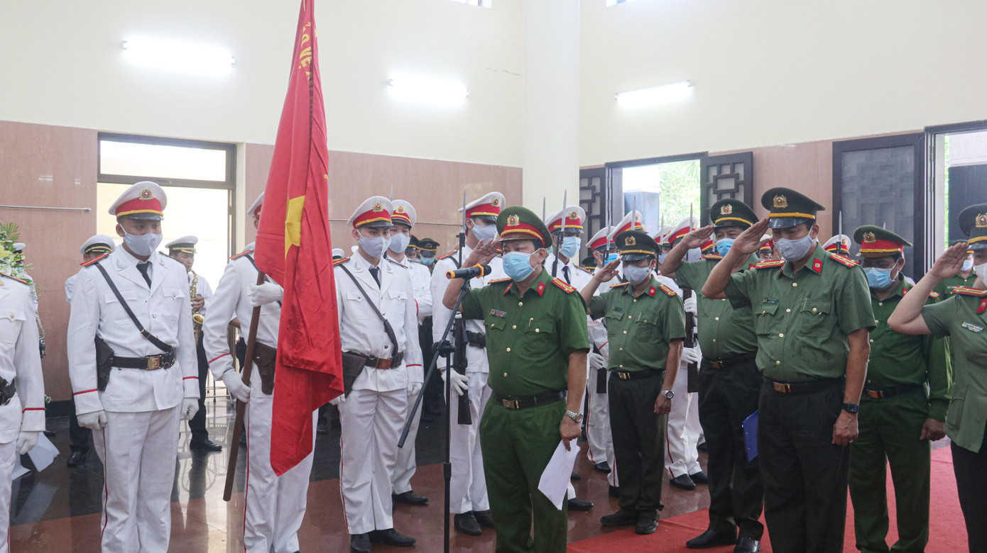 Nghẹn ngào giây phút tiễn đưa chiến sĩ công an Đà Nẵng hy sinh khi làm nhiệm vụ ảnh 5