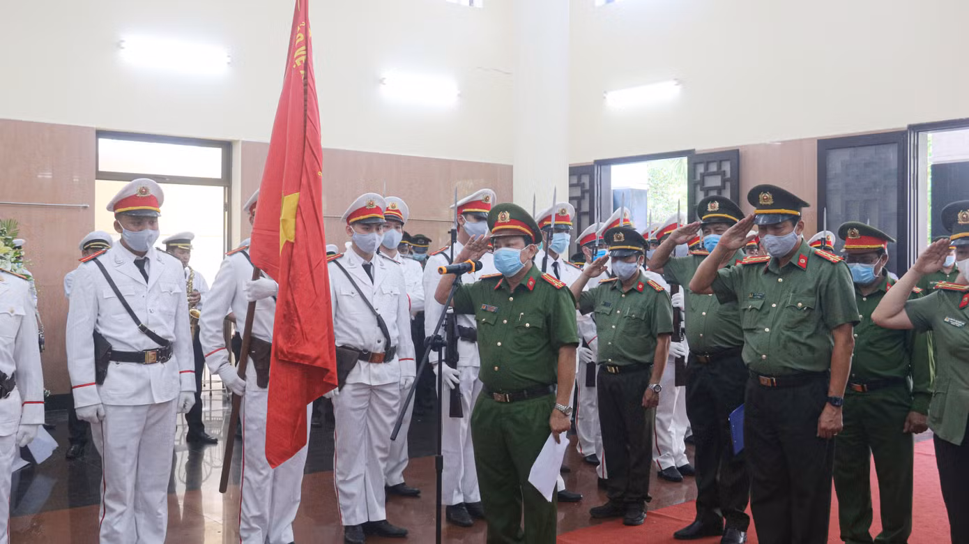 Nghẹn ngào giây phút tiễn đưa chiến sĩ công an Đà Nẵng hy sinh khi làm nhiệm vụ ảnh 5