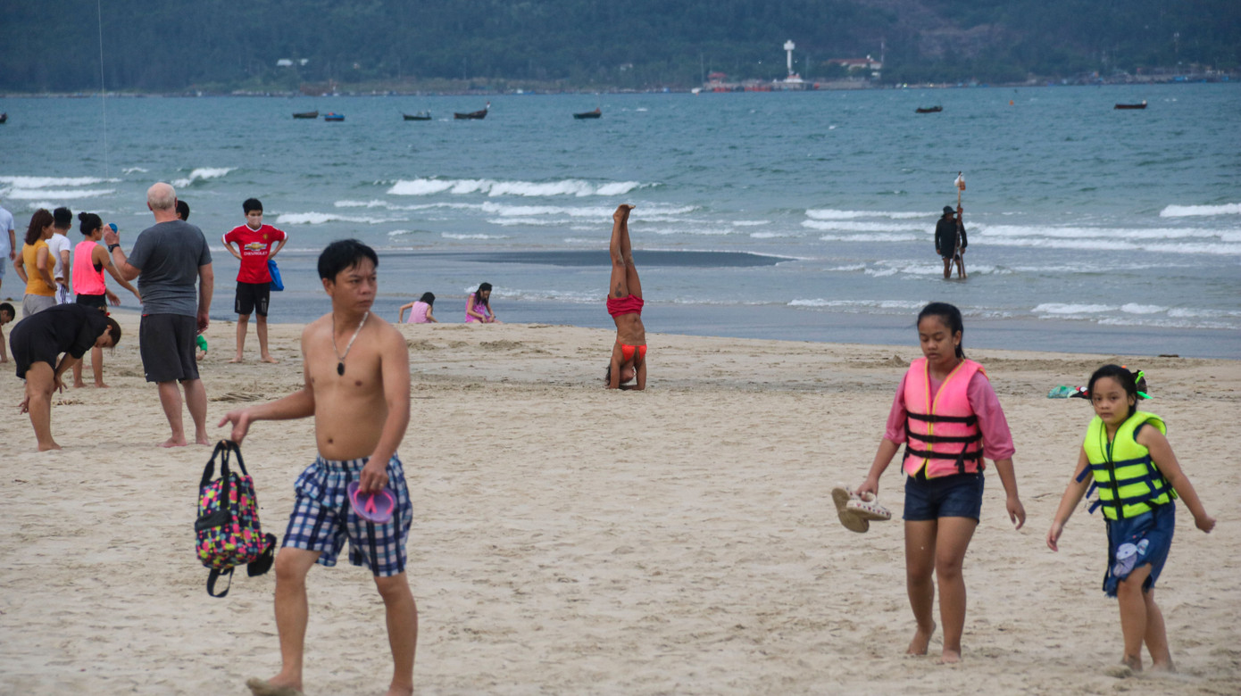Người dân Đà Nẵng đổ xô đi tắm biển ngày đầu nới lỏng giãn cách xã hội ảnh 10