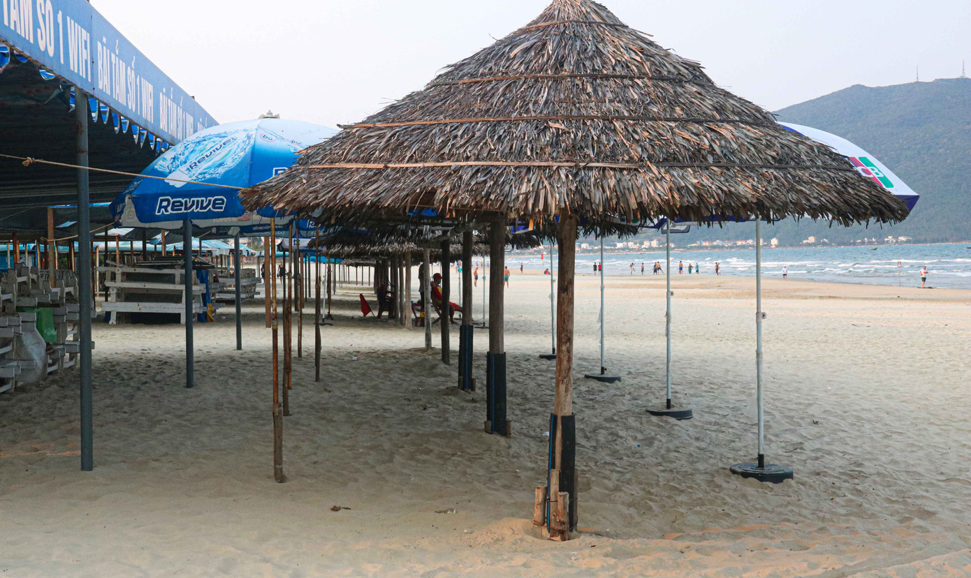 Người dân Đà Nẵng vẫn kéo ra biển sau lệnh cấm tắm và tụ tập đông người ảnh 3