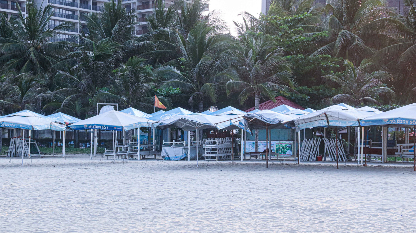 Người dân Đà Nẵng vẫn kéo ra biển sau lệnh cấm tắm và tụ tập đông người ảnh 4