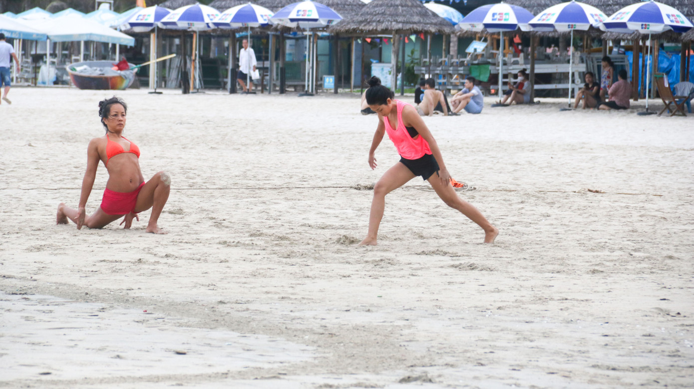 Người dân Đà Nẵng đổ xô đi tắm biển ngày đầu nới lỏng giãn cách xã hội ảnh 16