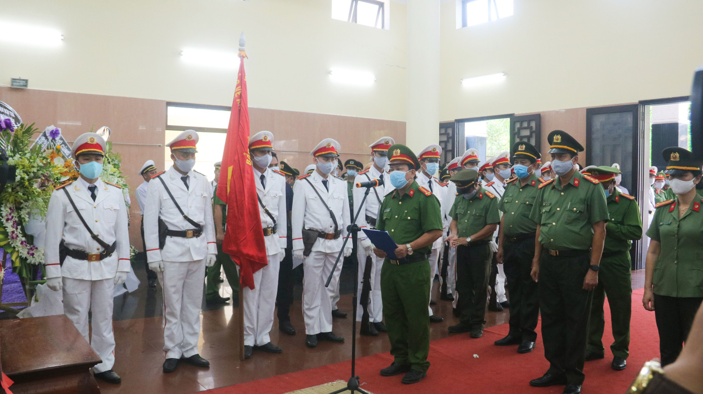 Nghẹn ngào giây phút tiễn đưa chiến sĩ công an Đà Nẵng hy sinh khi làm nhiệm vụ ảnh 2