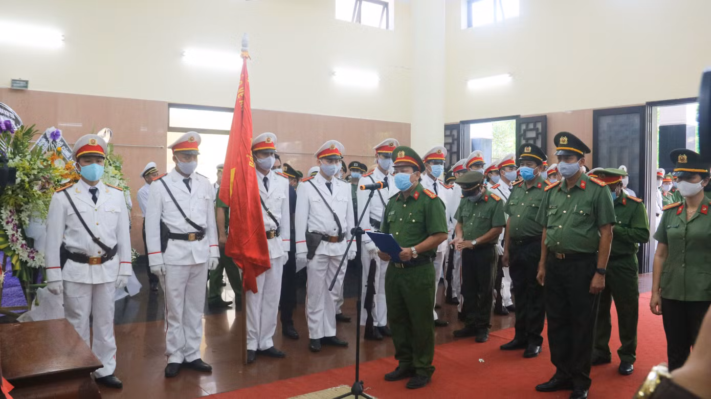 Nghẹn ngào giây phút tiễn đưa chiến sĩ công an Đà Nẵng hy sinh khi làm nhiệm vụ ảnh 2