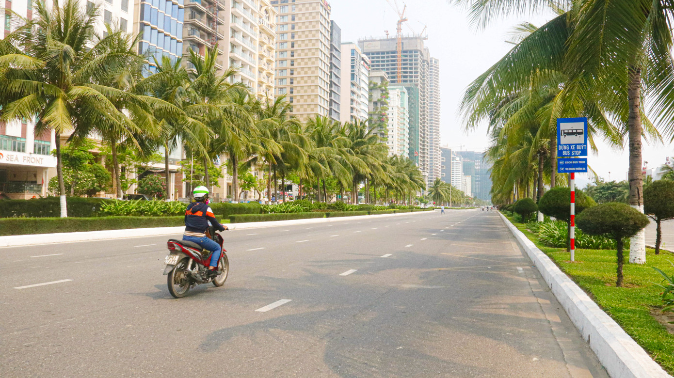 Đường phố, bãi biển Đà Nẵng vắng bóng trong ngày đầu 'cách ly toàn xã hội' ảnh 3