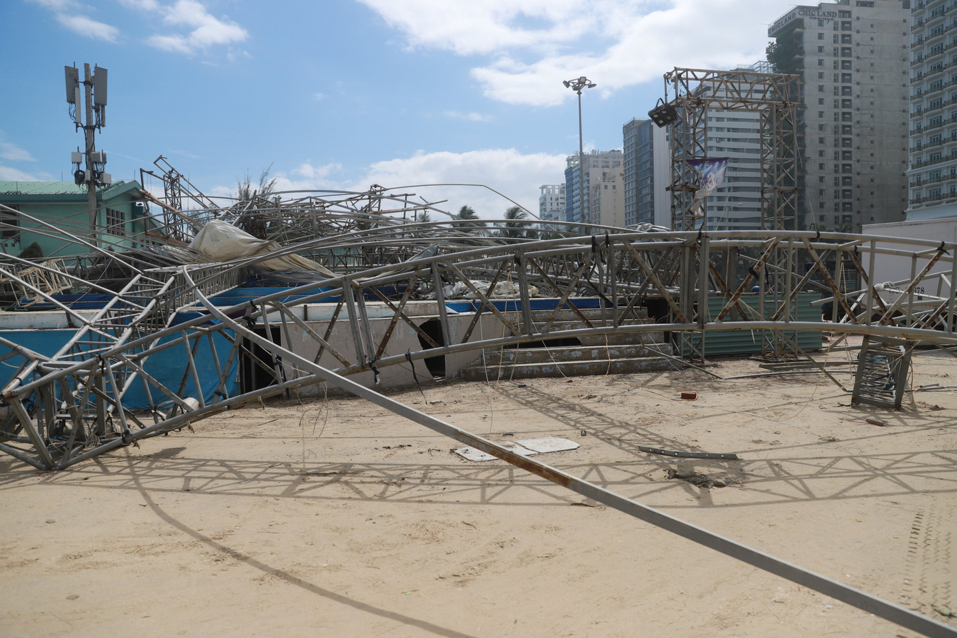 Bờ sông, bãi biển Đà Nẵng tan hoang sau bão số 9 ảnh 8