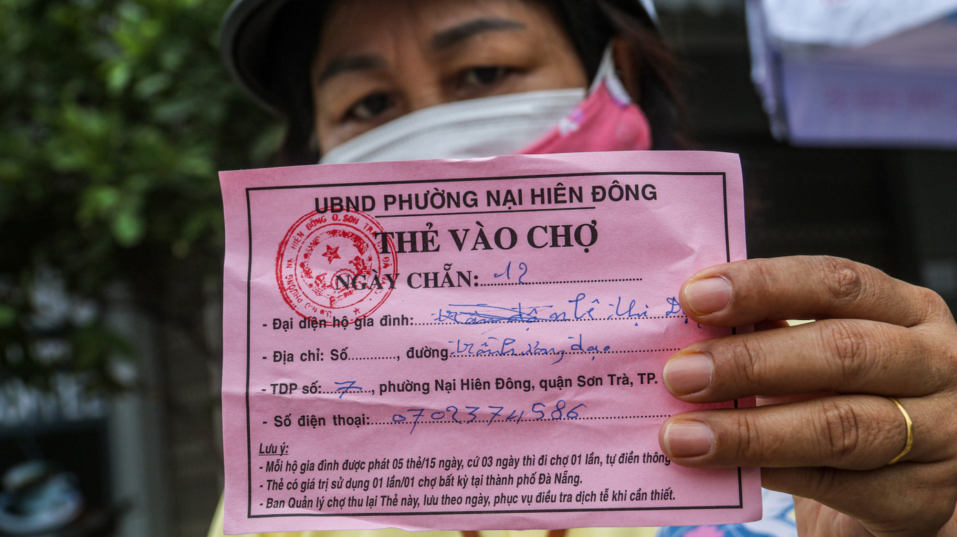 Phường in không kịp thẻ, dân Đà Nẵng vẫn vô tư đi chợ trong ngày đầu hạn chế ảnh 4