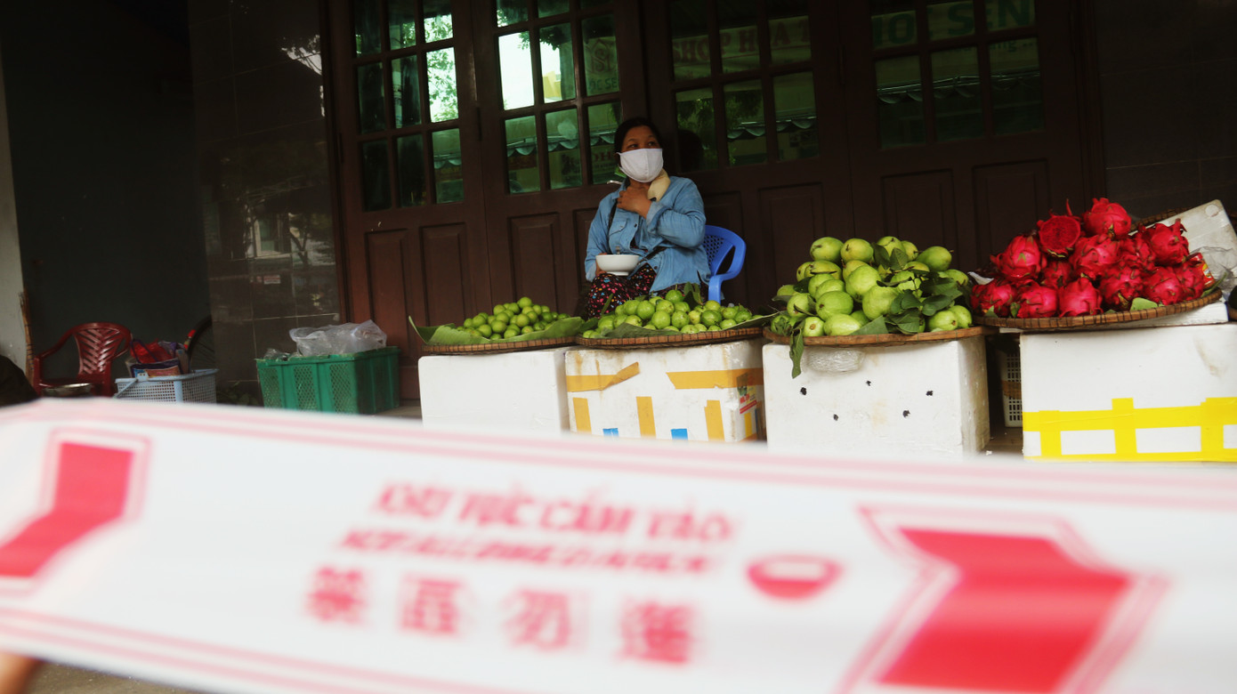 Phường in không kịp thẻ, dân Đà Nẵng vẫn vô tư đi chợ trong ngày đầu hạn chế ảnh 10