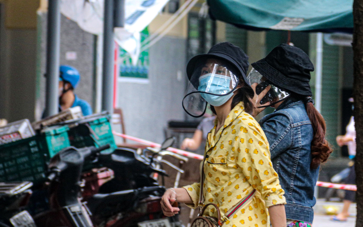 Phường in không kịp thẻ, dân Đà Nẵng vẫn vô tư đi chợ trong ngày đầu hạn chế ảnh 6