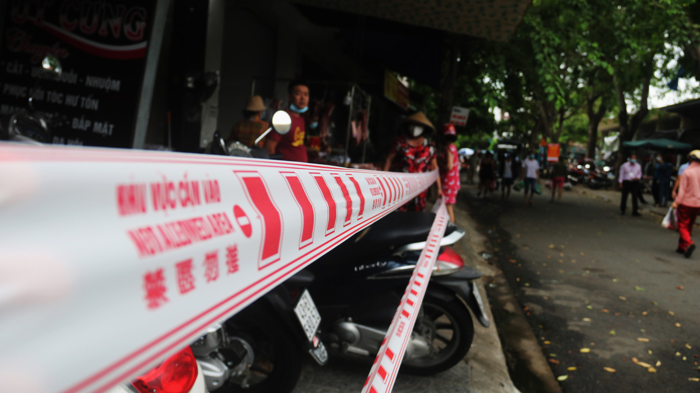 Phường in không kịp thẻ, dân Đà Nẵng vẫn vô tư đi chợ trong ngày đầu hạn chế ảnh 3