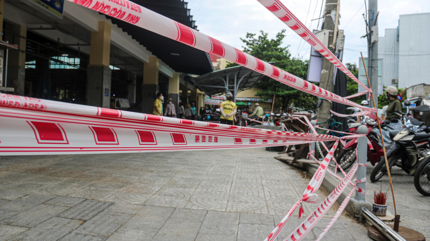 Phường in không kịp thẻ, dân Đà Nẵng vẫn vô tư đi chợ trong ngày đầu hạn chế ảnh 1