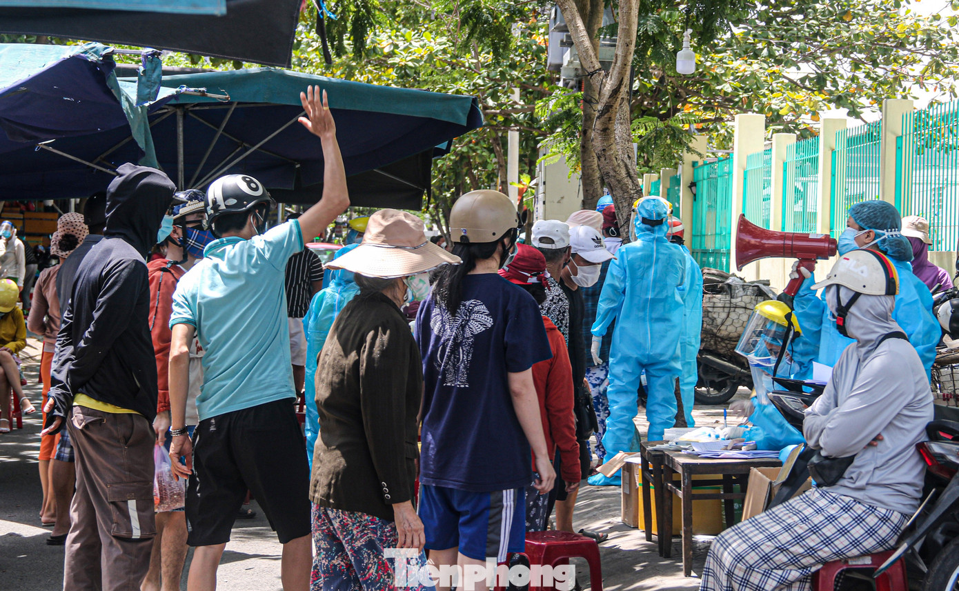 Đà Nẵng: Đổ quân ra chợ 'truy bắt' COVID-19 ảnh 10