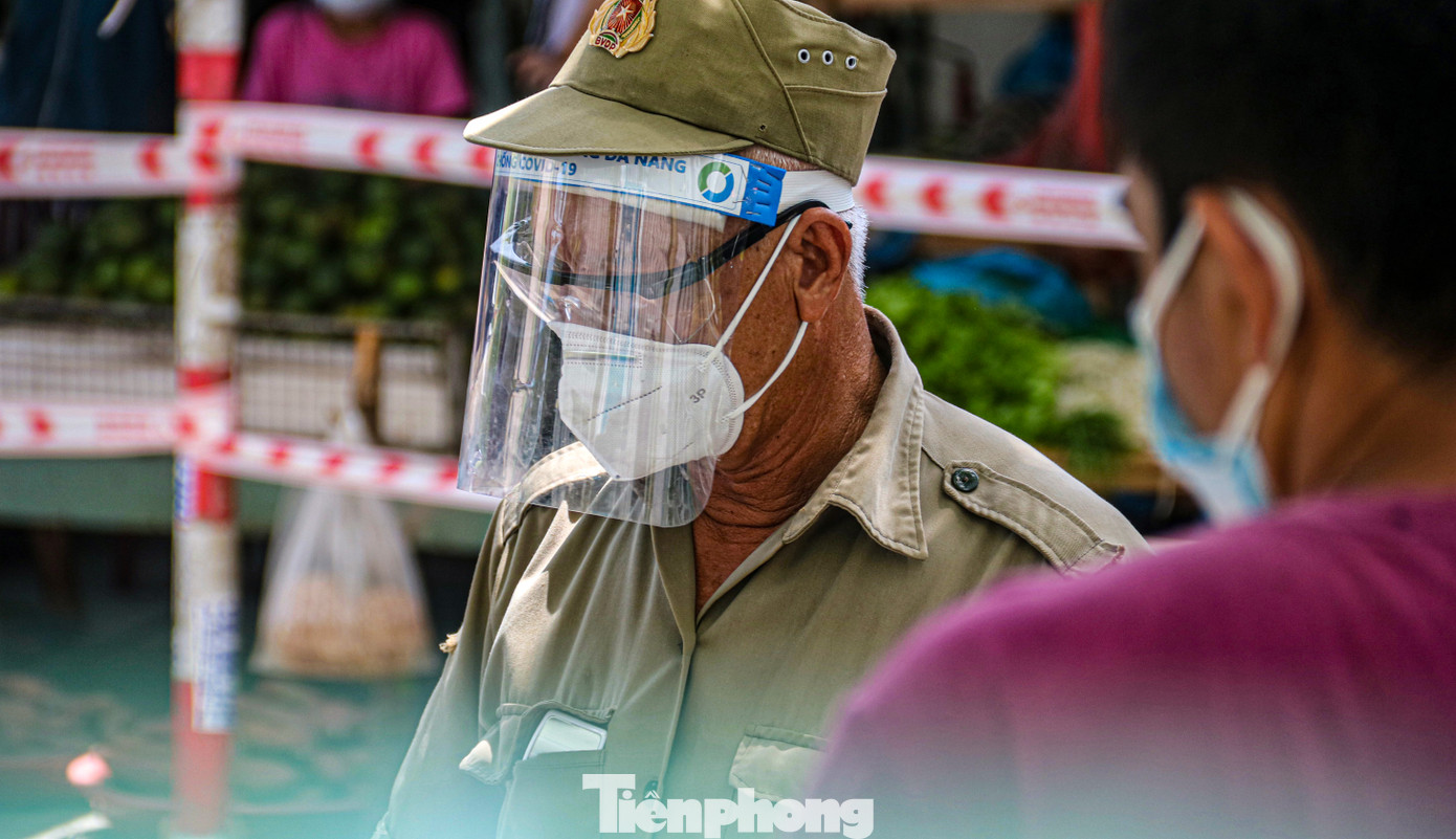 Đà Nẵng: Đổ quân ra chợ 'truy bắt' COVID-19 ảnh 11