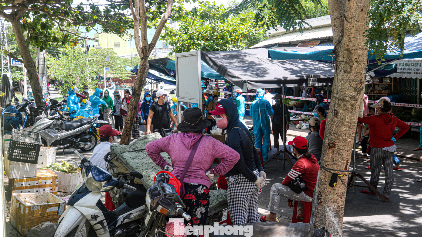 Đà Nẵng: Đổ quân ra chợ 'truy bắt' COVID-19 ảnh 13