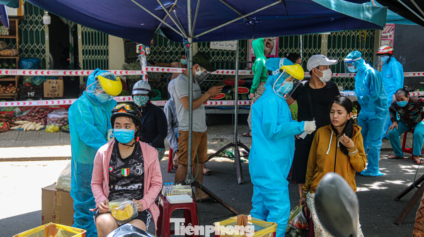 Đà Nẵng: Đổ quân ra chợ 'truy bắt' COVID-19 ảnh 3