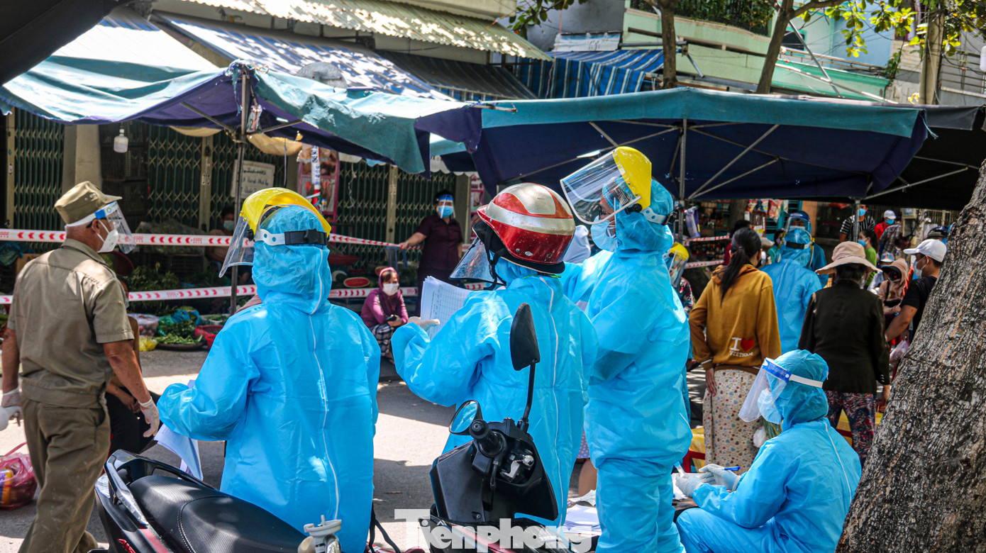 Đà Nẵng: Đổ quân ra chợ 'truy bắt' COVID-19 ảnh 6