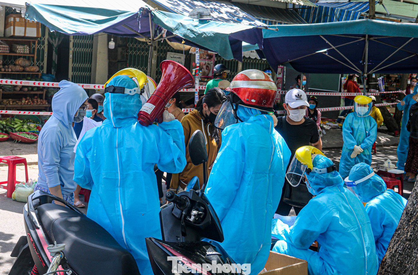 Đà Nẵng: Đổ quân ra chợ 'truy bắt' COVID-19 ảnh 7