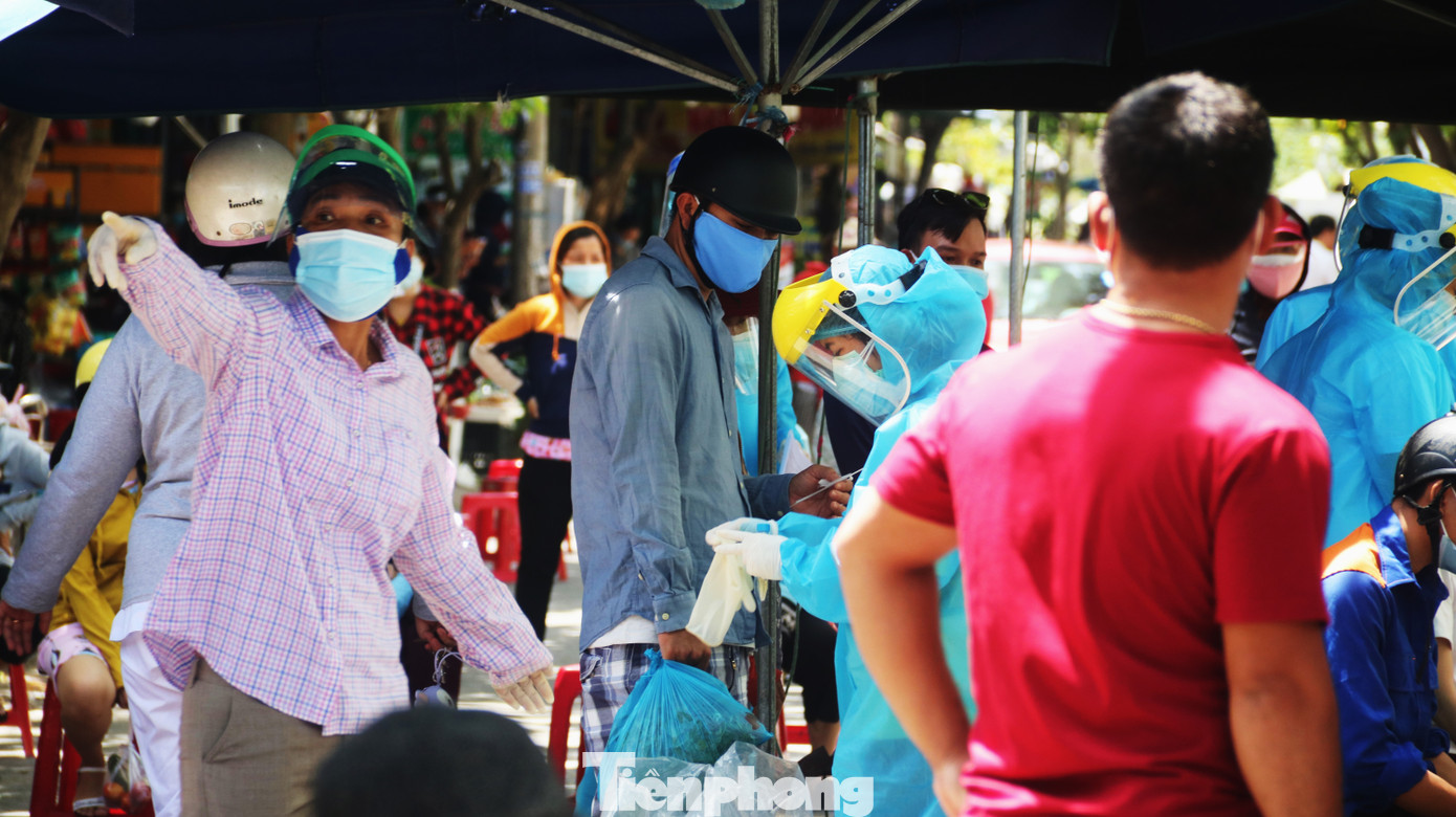 Đà Nẵng: Đổ quân ra chợ 'truy bắt' COVID-19 ảnh 9